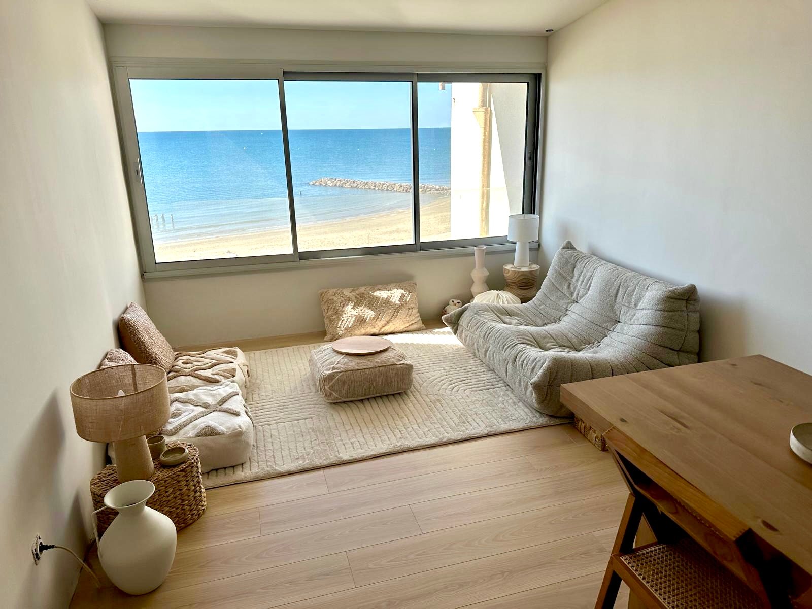 Rénovation de maison en pierre - chambre avec vue mer et décoration épurée