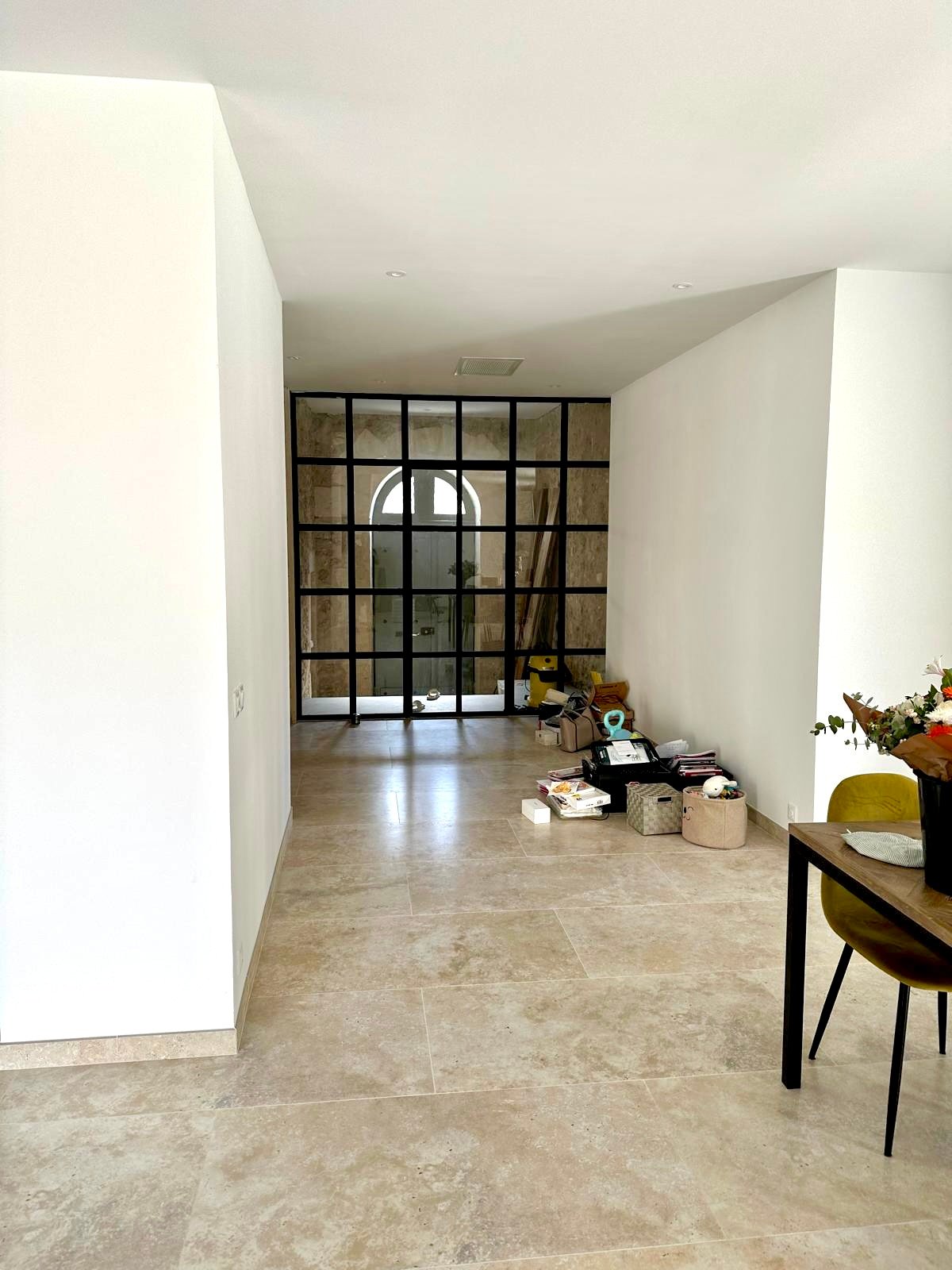 Rénovation de maison en pierre - couloir avec porte ancienne sculptée