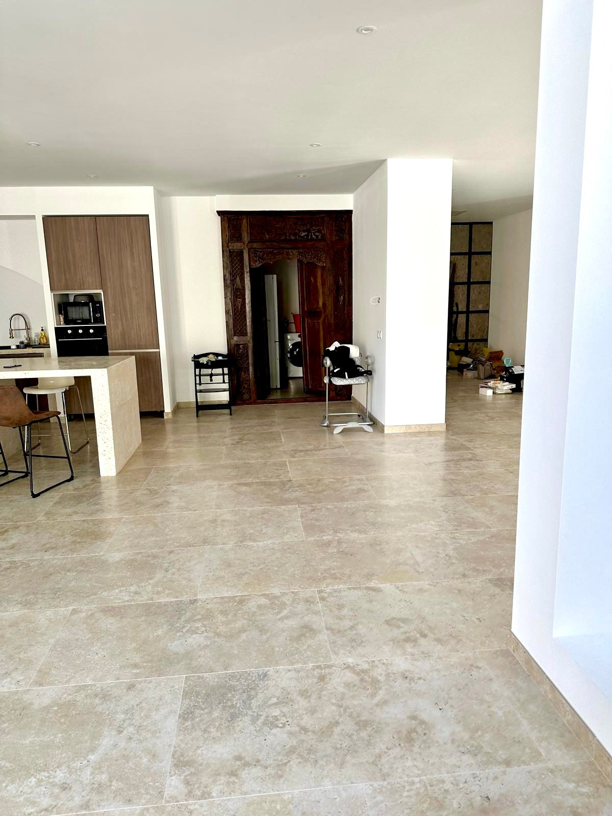 Rénovation de maison en pierre - cuisine ouverte avec sol en travertin
