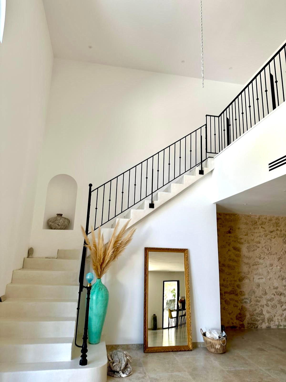 Rénovation de maison en pierre - escalier intérieur avec garde-corps en fer forgé