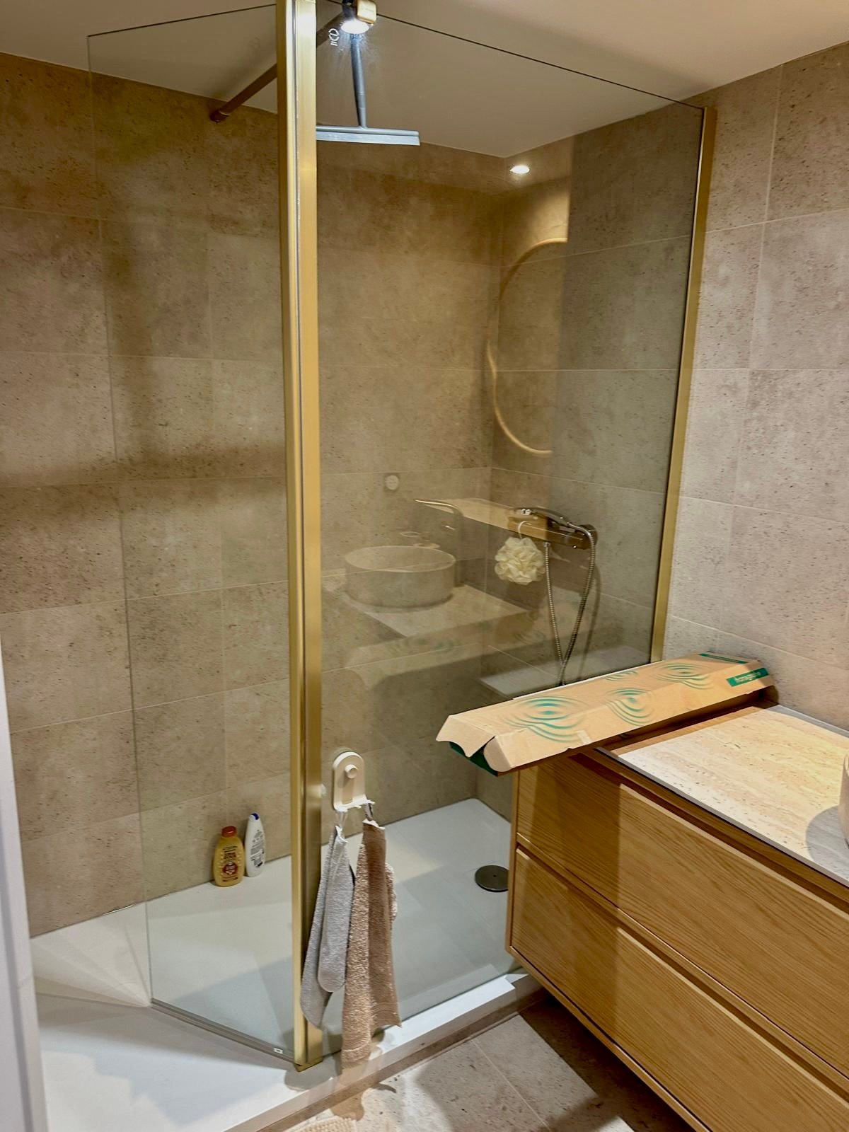 Rénovation de maison en pierre - salle de bain avec douche à l'italienne et robinetterie laiton
