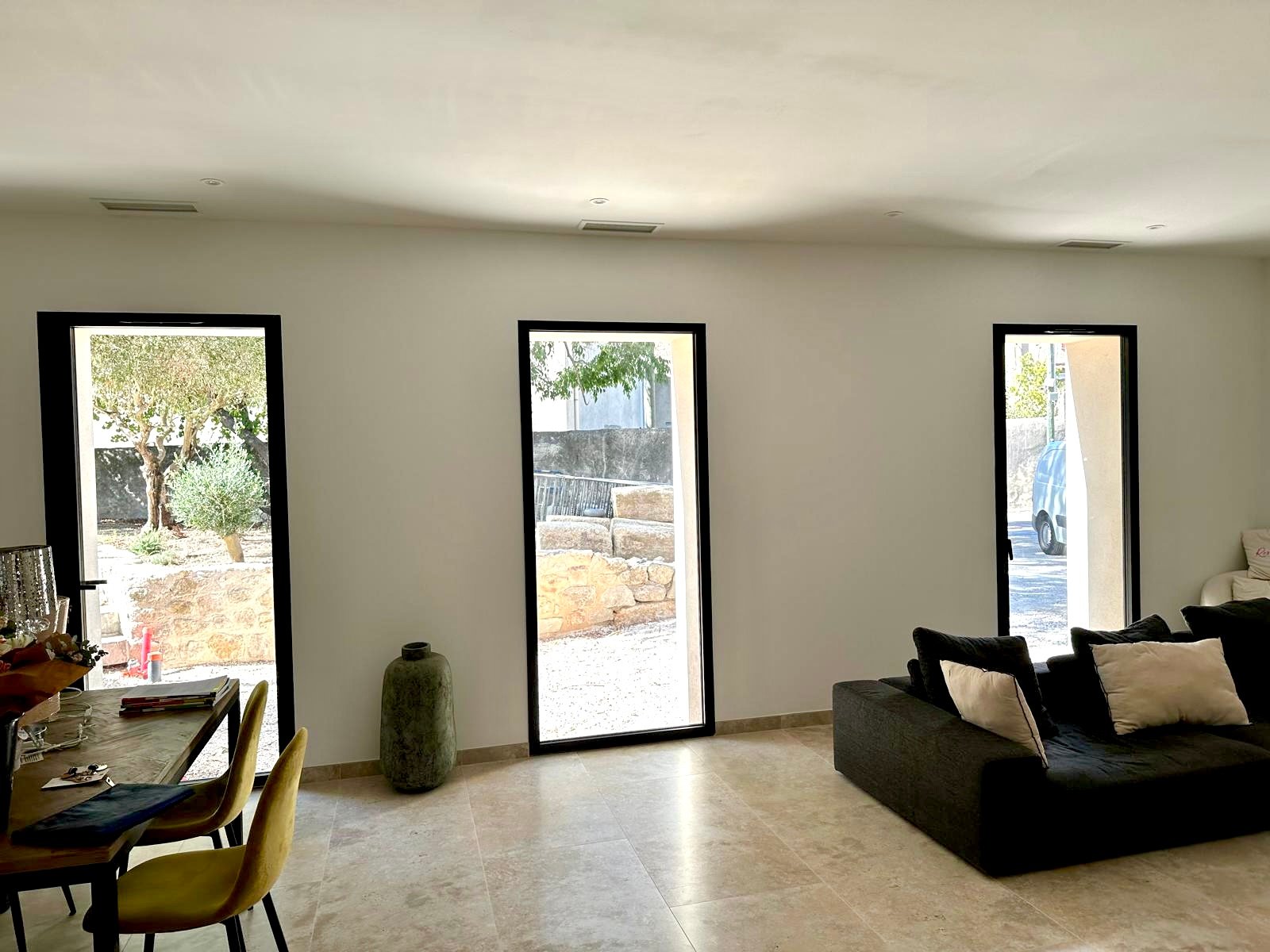 Rénovation de maison en pierre - salon avec vue sur l'extérieur en pierre